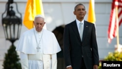 U.S. President Barack Obama (R) stands with Pope Francis during an arrival ceremony for the pontif at the White House in Washington, Sept. 23, 2015.