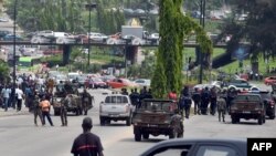 Des soldats ivoiriens déployés lors d'une manifestation à Abidjan, Côte d'Ivoire, le 18 novembre 2014.