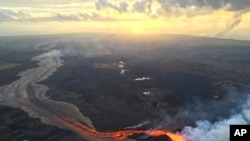 美国地质调查局提供的照片显示夏威夷基拉韦厄喷发岩浆的景象。（2018年7月17日）