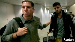 El periodista estadounidense Glenn Greenwald (izquierda), que destapó las revelaciones de Edward Snowden camina junto a su pareja, David Miranda.