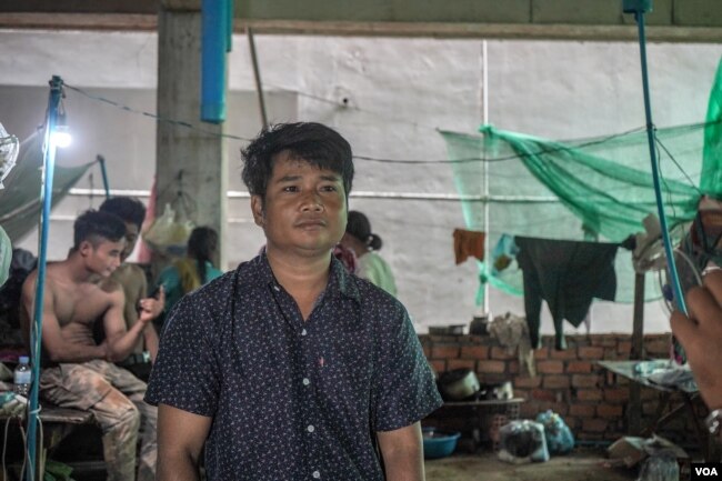 លោក ខៀវ ឆាយ៉ា អាយុ៣៩ ឆ្នាំ មកពីខេត្តកំពង់ស្ពឺ បានឲ្យដឹងថា លោកនឹងភរិយារបស់លោកគ្រោងឈប់ពីការងារសំណង់ នៅក្នុងក្រុងព្រះសីហនុក្រោយឧបទ្ទវហេតុបាក់រលំអគារ នៅខេត្តព្រះសីហនុ នៅថ្ងៃទី ២៥ ខែមិថុនា ឆ្នាំ២០១៩។ (ខាន់ សុគុំមនោ/VOA)