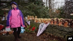 Bé Ava Staiti 7 tuổi đứng trước nơi tưởng niệm nạn nhân vụ thảm sát tại Trường Tiểu học Sandy Hook, ở Newtown, bang Connecticut 