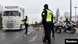 Francuski policajci na granici sa Belgijom