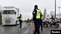 Las autoridades belgas realizaron una serie de redadas en la ciudad que llevaron al arresto de las tres personas aparentemente relacionadas con los atentados.