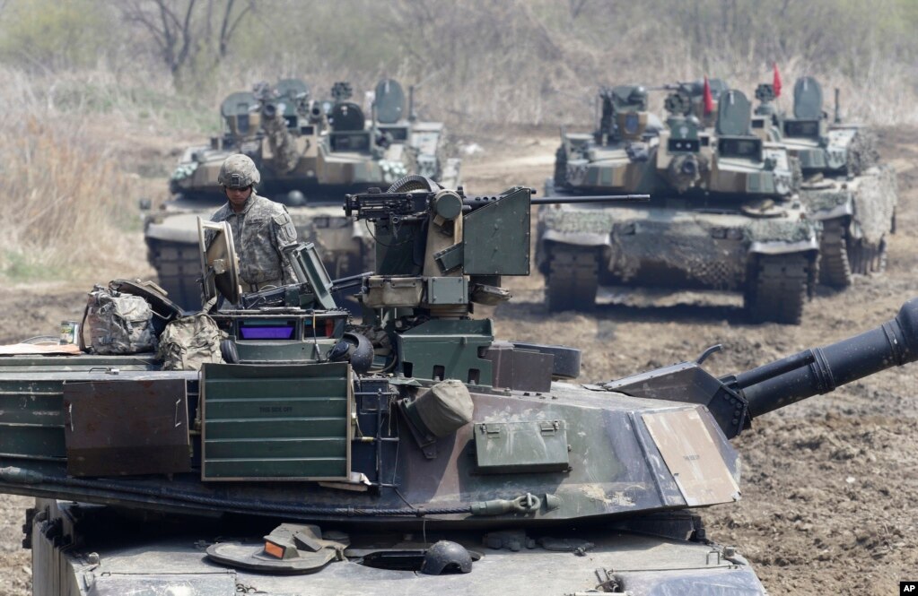 资料照片:美国陆军M1A2坦克在韩国坡州参加美韩联合军演。(2014年4月15日)(photo:VOA)
