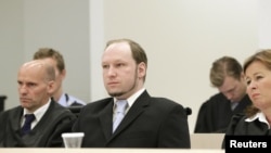 Norwegian mass killer Anders Behring Breivik (C), seated between his defense lawyers Geir Lippestad (L) and Vibeke Hein Baera (R), looks on before prosecutors deliver their closing arguments in a court in Oslo, June 21, 2012.