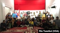 Seratusan budayawan, agamawan, dan kelompok warga menyerukan persatuan bangsa usai pemilihan presiden dalam peringatan 111 tahun Hari Kebangkitan Nasional, Senin (20/5), di Bandung. (Foto: VOA/Rio Tuasikal).