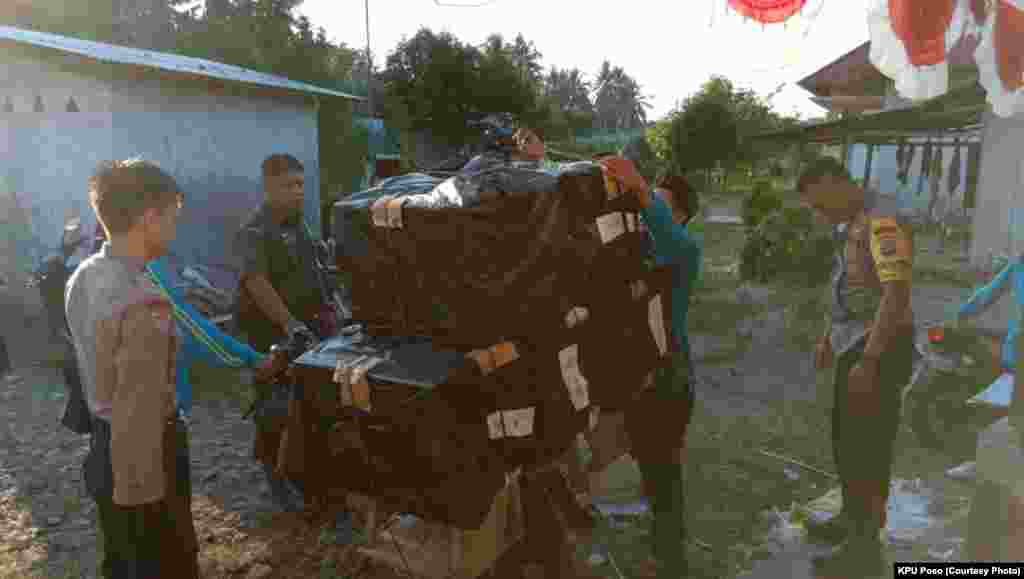 Distribusi logistik pemilu 2019 dengan menggunakan sepeda motor menuju TPS 5 Dusun Ue Lempe, Desa Towu Kecamatan Poso Pesisir karena medan yang berat. Dusun di kaki gunung Biru itu termasuk wilayah pelaksanaan operasi Tinombala, 17 April 2019. (Foto : KP