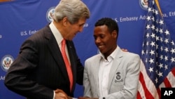 U.S. Secretary of State John Kerry talks to 2013 Boston Marathon winner Lelisa Desisa Bentiin, in Addis Ababa, Ethiopia, May 26, 2013.