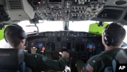 Para pilot pesawat angkatan laut AS yang ikut serta dalam operasi pencarian pesawat Malaysia Airlines MH370 di Samudera Hindia, Maret 2014. (AP/US Navy/Eric A. Pastor)