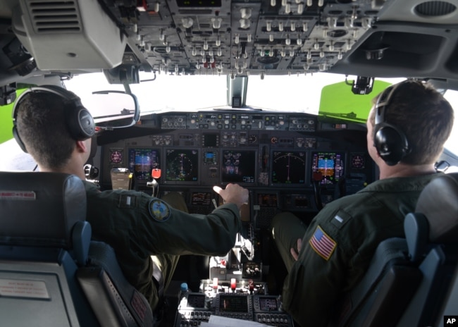 两名美国海军飞行员正在驾驶P-8A波塞顿海上巡逻机执行任务。 （资料照片）
