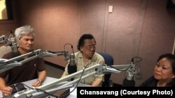 ທ່ານວົງເພັດສຸວັນ (ຊ້າຍ) ກິ່ງສະຫວັນ (ກາງ) ແລະຍານາຈັນສະໝອນ ຊົມພູ (ຂວາ) ຢ້ຽມຢາມຫ້ອງຂ່າວ ວີໂອເອ ວັນທີ 28 ພຶດສະພາ 2018.