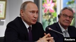 러시아의 크림반도 합병 5주년을 맞아 크림반도를 방문한 블라드미르 푸틴 러시아 대통령이 18일 프랑스 정치인 대표단과 만났다. 