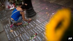 在西班牙巴塞罗那发生袭击事件造成多人伤亡后，一名女性在地上写下她的话，以示纪念（2017年8月23日）