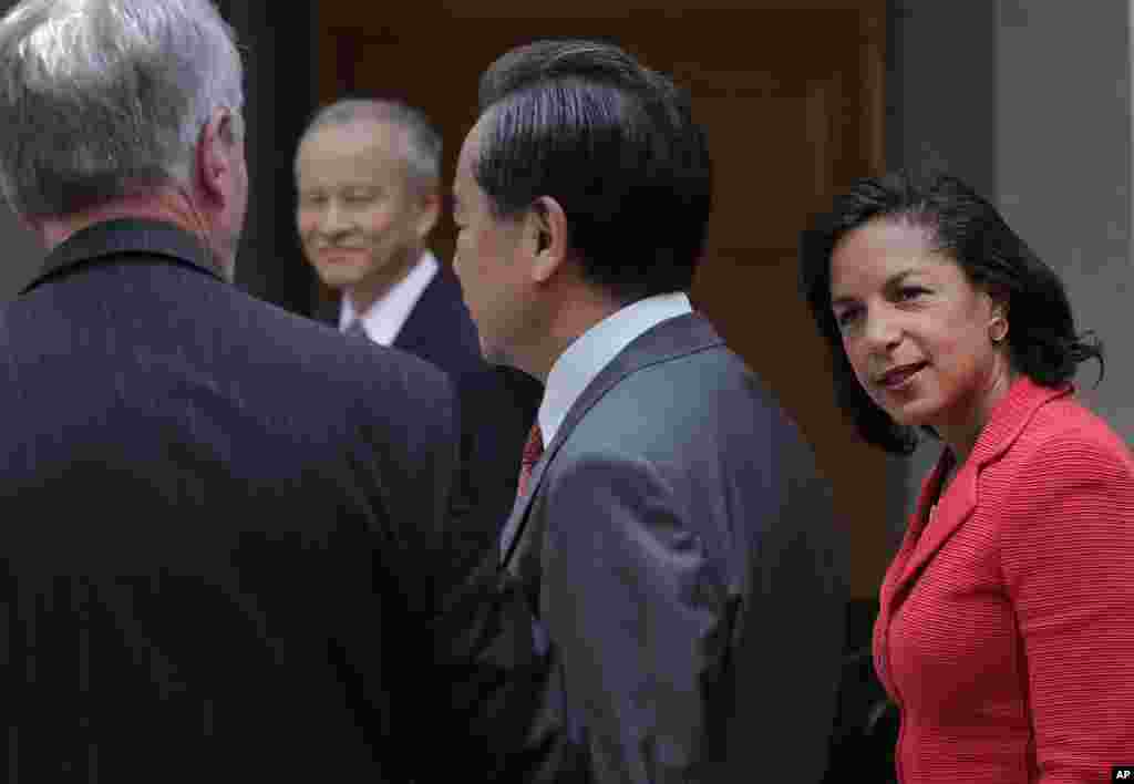 Penasihat Keamanan Nasional AS, Susan Rice, berbincang dengan Menteri Luar Negeri Wang Yi (tengah) dan Duta Besar AS untuk China, Max Baucus (kiri), saat menuju pertemuan di kantor Kementerian Luar Negeri di Beijing (9/9). (AP/Andy Wong)