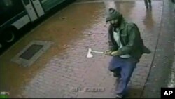 Gambar yang diambil dari video yang dirilis oleh Kepolisian New York ini memperlihatkan gambar seorang pria membawa kapak, mendekati sekelompok polisi di Queens, New York (23/10).