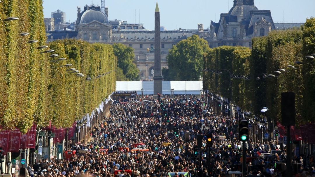 Paris to Close Champs Elysees to Cars One Sunday a Month