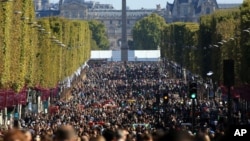 មនុស្ស​ម្នា​ដើរ​នៅ​លើ​វិថី Champs Elysees ក្នុង​អំឡុង​ «ថ្ងៃដែល​គ្មាន​ឡាន»​ នៅ​ទីក្រុង​ប៉ារីស​ ប្រទេស​បារាំង​ កាល​ពី​ខែ​កញ្ញា។