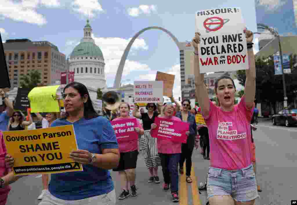 این گروه از معترضان، به تصویب طرحی برای سختگیری سقط جنین زنان در ایالت میزوری تجمع کرده اند. این سومین ایالتی است که تحت کنترل جمهوریخواهان قوانین سختی را تصویب می کند.&nbsp;
