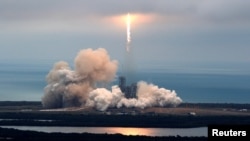 Perusahaan 'SpaceX' berhasil meluncurkan roket kargo tak berawak Falcon 9 dari kompleks peluncuran Kennedy Space Center di Cape Canaveral, Florida hari Minggu (19/2).