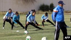 Les footballeuses libyennes participant à un exercice d'entraînement à Tripoli, le 22 mars 2018.