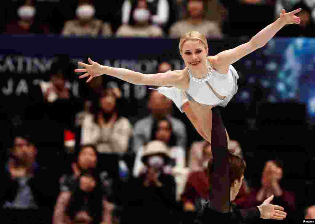 ជន​ជាតិ​រុស្ស៊ី&nbsp;Evgenia Tarasova និង Vladimir Morozov កំពុង​ស្ថិត​ក្នុង​សកម្មភាព​នៃ​ការ​ប្រកួត​ជិះ​ស្គី​ជា​គូ​នៅក្នុង​ការ​ប្រកួត​ជិះ​ស្គី​ពិភពលោក&nbsp;ISU World Figure Skating Championships នៅ​ទីលានប្រកួត&nbsp;Saitama Super ទីក្រុង&nbsp;Saitama ប្រទេស​ជប៉ុន។