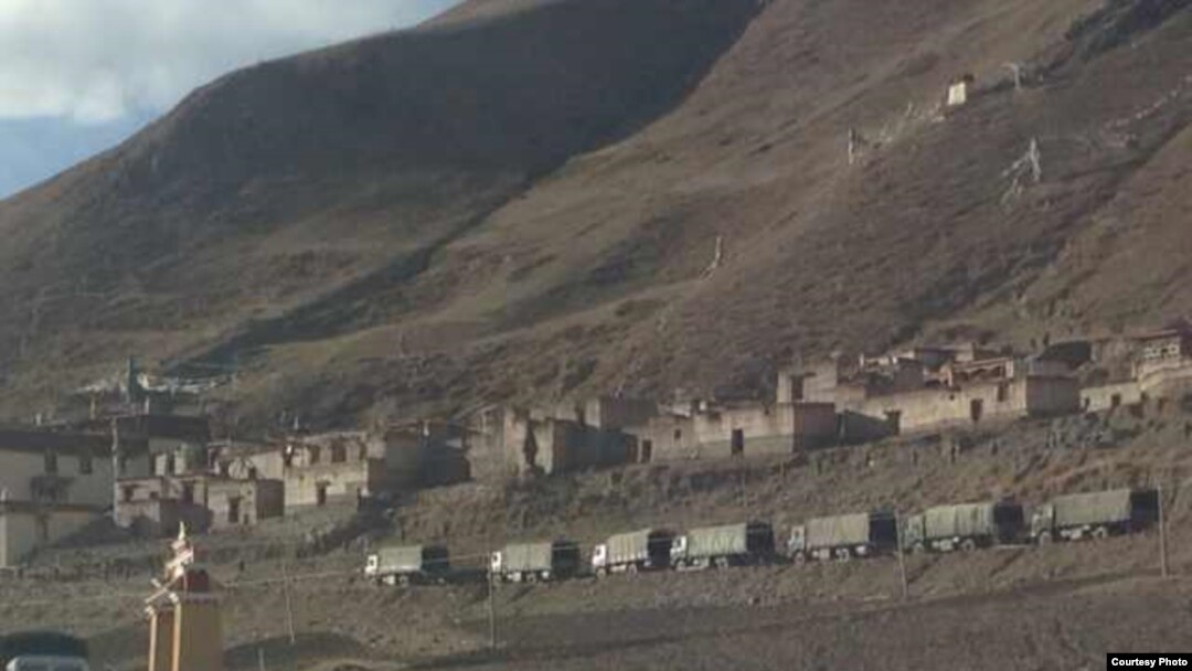 Tarmo monastiri yaqinida harbiy mashinalar. "Amerika ovozi"ning Tibet xizmati surati.