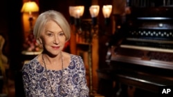 La actriz Helen Mirren posa para la prensa en la Winchester Mystery House. San José, California, mayo 5, 2017.