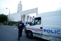 Polisi mengamankan masjid di Créteil dekat Paris, Perancis, 29 Juni 2017 setelah seorang pria ditangkap karena mencoba mengendarai mobil ke arah kerumunan warga di depan masjid. (Foto: REUTERS / Gonzalo Fuentes)