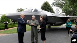 امریکی صدر ڈونلڈ ٹرمپ 'ایف-35' طیارے کا معائنہ کر رہے ہیں٫ (فائل فوٹو)