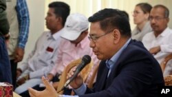 ဘင်္ဂလားဒေ့ရှ် ဒုက္ခသည်စခန်းတွေကို ရောက်ရှိနေတဲ့ မြန်မာနိုင်ငံခြားရေးဝန်ကြီးဌာန အမြဲတမ်းအတွင်းဝန် ဦးမြင့်သူ (ဇူလိုင် ၂၈၊ ၂၀၁၉)