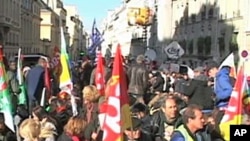 人们周四在巴黎举行抗议活动