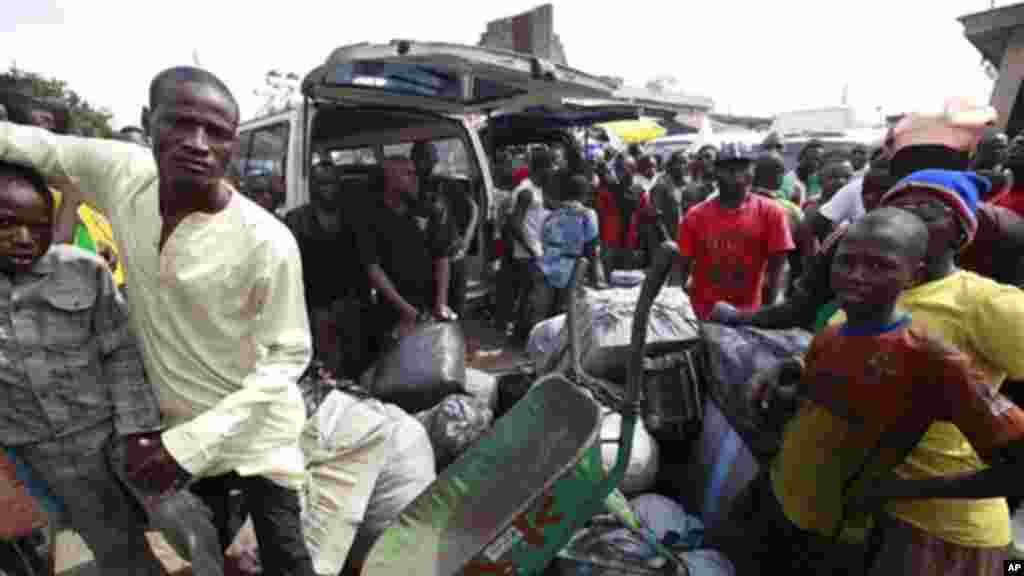 Nigeriens wait to board a commercial bus at Katangua market in Lagos.