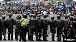 Opposition supporters clash with Venezuelan National Guards during a rally to demand a referendum to remove President Nicolas Maduro in Caracas, Venezuela, May 18, 2016. 