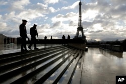 ຕຳຫລວດຝຣັ່ງ ກຳລັງລາດຕະເວນຢູ່ Trocadero ໃກ້ກັບ Eiffel Tower ໃນນະຄອນ Paris.