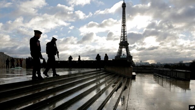 Soldados francesas vigilan Trocadero, cerca de la torre Eiffel en París.