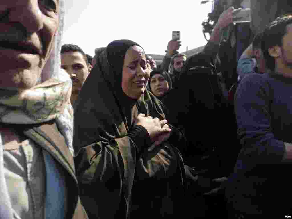 A woman reacts to the prison administration announcement of the release of 200 prisoners under a presidential pardon. “I miss you so much my son,” she says, Tora prison, Cairo, Egypt, Tuesday, March 14, 2017. (H. Elrasam/VOA)