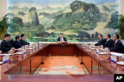 中國國家主席習近平、國務委員楊潔篪、外長王毅在北京人大會堂會見到訪的韓國國家安保室長鄭義溶（左三）和韓國駐華大使。 （2018年3月12日）
