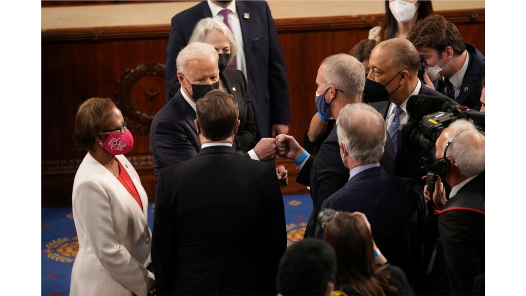 Presiden AS Joe Biden menyapa anggota parlemen setelah menyampaikan pidato pada sesi bersama Kongres di majelis DPR AS Capitol di Washington, AS, 28 April 2021. (Foto: Doug Mills via REUTERS)