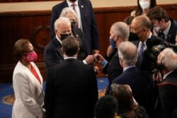 Presiden AS Joe Biden menyapa anggota parlemen setelah menyampaikan pidato pada sesi bersama Kongres di majelis DPR AS Capitol di Washington, AS, 28 April 2021. (Foto: Doug Mills via REUTERS)