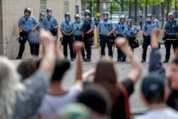 Drugi dan protesta u Mienapolisu zbog smrti Afroamerikanca tokom policijskog privođenja.