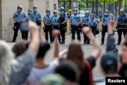 Drugi dan protesta u Mienapolisu zbog smrti Afroamerikanca tokom policijskog privođenja.