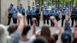 Demonstranti i policijski kordon ispred Treće policijske stanice u Mineapolisu.