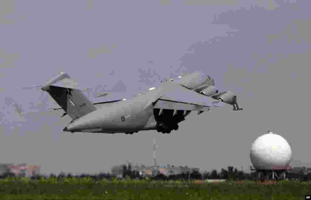 An Australian military cargo plane with bodies of some of the passengers of the downed Malaysia Airlines jetliner leaves for the Netherlands from Kharkiv airport, Ukraine, July 25, 2014.&nbsp;