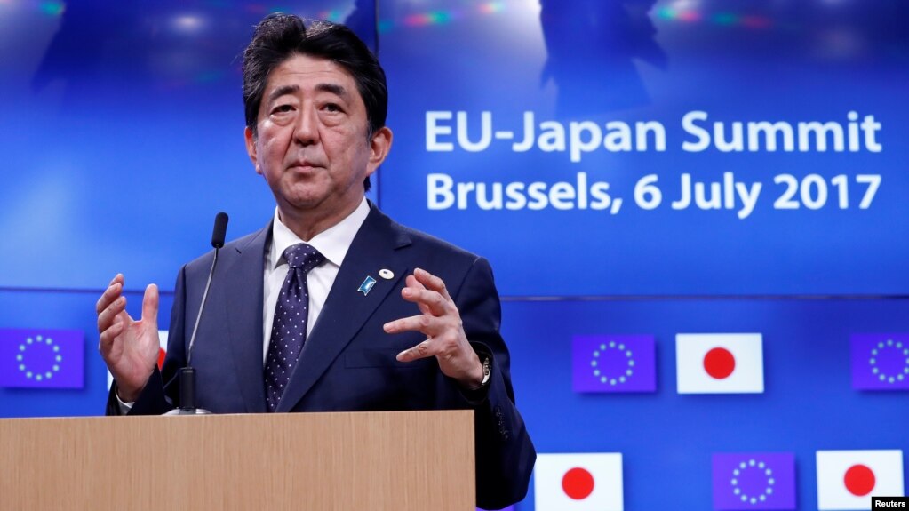 Thủ tướng Nhật Bản Shinzo Abe dự một hội nghị thượng đỉnh EU-Nhật Bản ở Brussels, Bỉ, ngày 6 tháng 7, 2017.