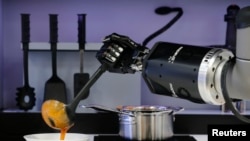 Robot u robotičkoj kuhinji priprema supu od krabe. On je predstavljen na najvećem svetskom sajmu industrijske tehnologije u Hanoveru, u aprilu 2015.