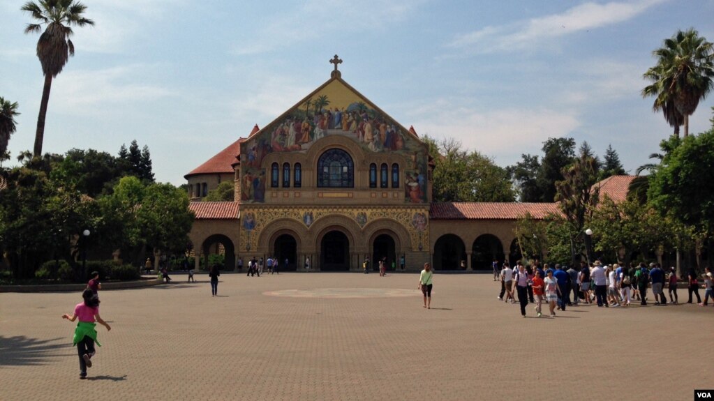 来自各地的游客参观斯坦福大学校园。（资料照片）(photo:VOA)
