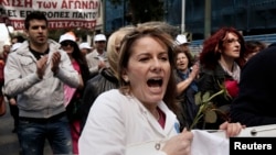 Medical staff take part in a protest rally against austerity measures in Athens, Greece, April 17, 2013. 