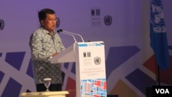 Wapres Jusuf Kalla memberikan sambutan pada pembukaan Prepcom 3 UN Habitat III di Surabaya (25/7). (VOA/Petrus Riski)