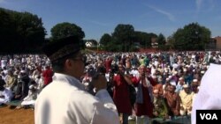 Imaam Shamsi Ali memimpin sholat Idul Fitri di Jamaica, New York (VOA/Naratama, Yogi Leksono)